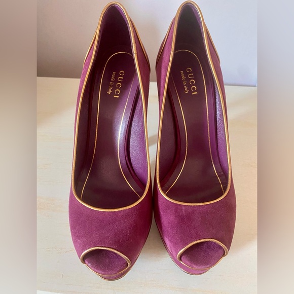GUCCI BRAND NEW WITH BOX raspberry suede heels with gold piping size 38 - Picture 3 of 13